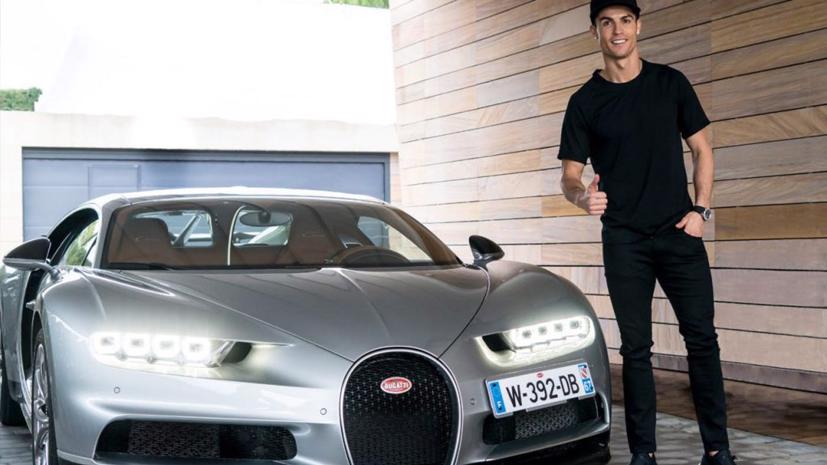 CR7 bên một chiếc Bugatti mà anh đã mua.