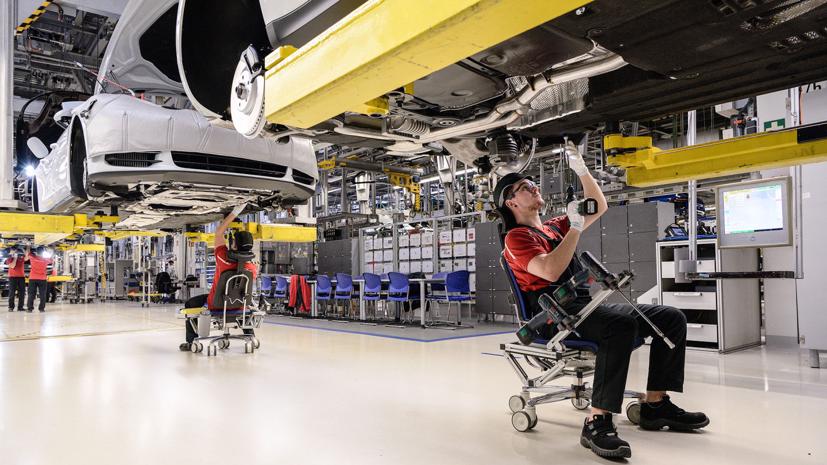 Công nhân làm việc trong một nhà máy sản xuất ô tô ở Đức - Ảnh: FT.