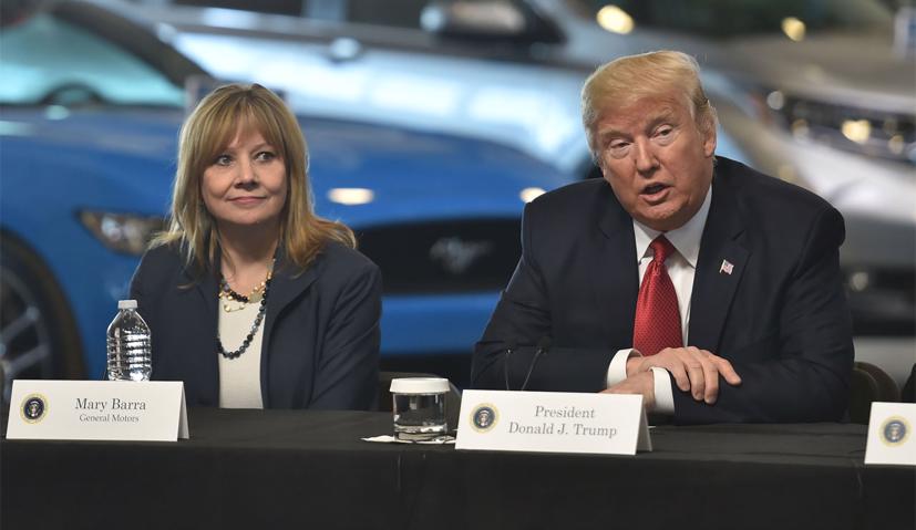 CEO Mary Barra của GM (trái) và Tổng thống Mỹ Donald Trump.
