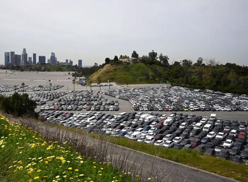 Những “nghĩa địa” &#244; t&#244; khổng lồ trong đại dịch Corona - Ảnh 13