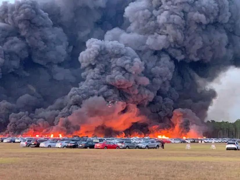 Những “nghĩa địa” &#244; t&#244; khổng lồ trong đại dịch Corona - Ảnh 15