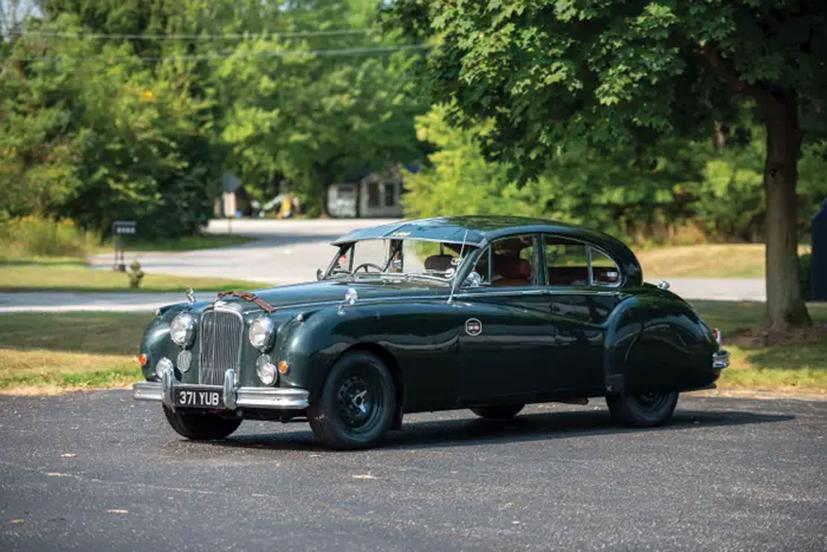Một chiếc <a href='/danh-sach-cac-loai-xe-oto.html?hang-xe=Jaguar' title='Jaguar' >Jaguar</a> Mark VII M đời 1956.