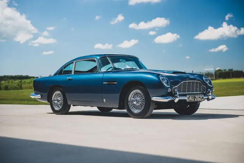 Một chiếc <a href='/danh-sach-cac-loai-xe-oto.html?hang-xe=Aston%20Martin' title='Aston Martin' >Aston Martin</a> DB5 đời 1964, chiếc xe từng xuất hiện trong bộ phim Điệp viên 007 và là một mục tiêu tìm kiếm ráo riết của các nhà sưu tập ô tô giàu có trên toàn cầu.