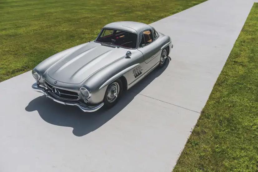 Trong bộ sưu tập này, không thể không kể đến chiếc Mercede-Benz 300 SL Gullwing đời 1955. Đây là một trong những mẫu xe được giới sưu tập săn lùng, có những chiếc đã được bán với giá từ 1-2 triệu USD.