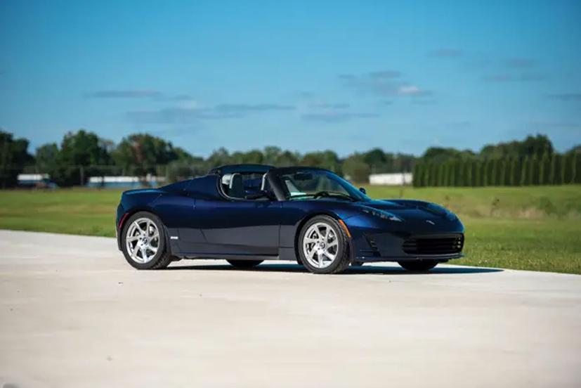 Một chiếc <a href='/danh-sach-cac-loai-xe-oto.html?hang-xe=Tesla' title='Tesla' >Tesla</a> Roadster sản xuất năm 2011, mẫu xe đầu tiên mà Tesla xuất xưởng hàng loạt.