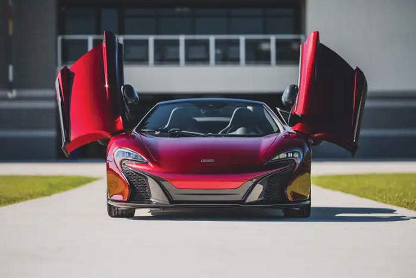 Công bằng mà nói, Najeeb Khan là một nhà sưu tập ô tô rất biết chơi xe. Bộ sưu tập của ông ta có nhiều xe vào hàng quý hiếm. Trong ảnh là một chiếc <a href='/danh-sach-cac-loai-xe-oto.html?hang-xe=McLaren' title='McLaren' >McLaren</a> 650S Spider đời 2016 thuộc bộ sưu tập này.