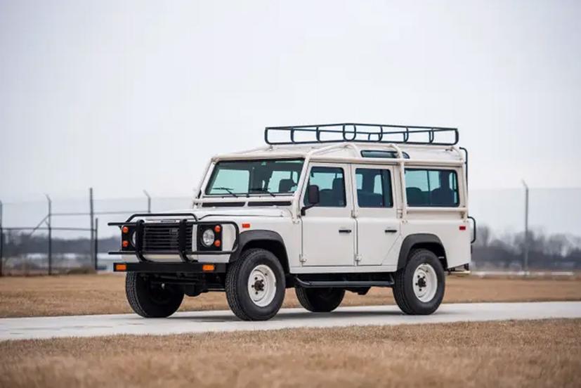 Theo nhà đấu giá SM Sotheby’s, giá của mỗi chiếc xe trong bộ sưu tập này có giá dao động từ 10.000 USD đến hàng triệu USD. Trong ảnh là một chiếc <a href='/danh-sach-cac-loai-xe-oto.html?hang-xe=Land%20Rover' title='Land Rover' >Land Rover</a> NAS Defender 110 sản xuất năm 1993.