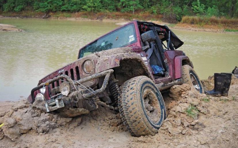 Tai nạn “dở kh&#243;c dở cười” của những chuyến off-road - Ảnh 2