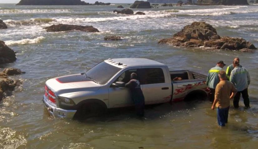 Tai nạn “dở kh&#243;c dở cười” của những chuyến off-road - Ảnh 13