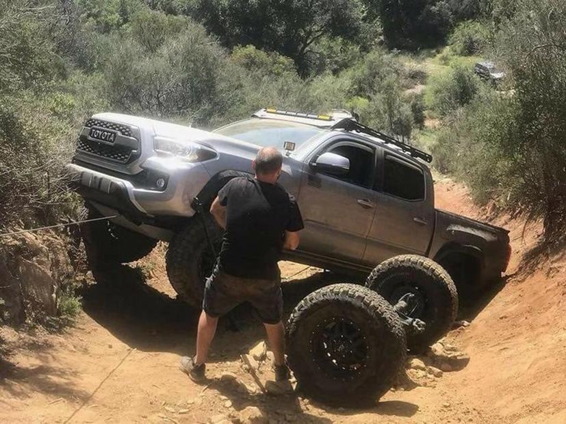 Tai nạn “dở kh&#243;c dở cười” của những chuyến off-road - Ảnh 9