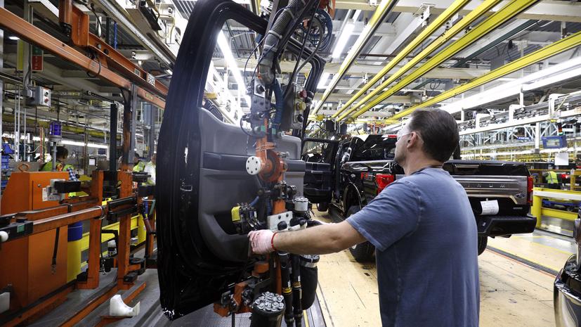 Trong một nhà máy của Ford ở Michigan, Mỹ - Ảnh: Reuters.