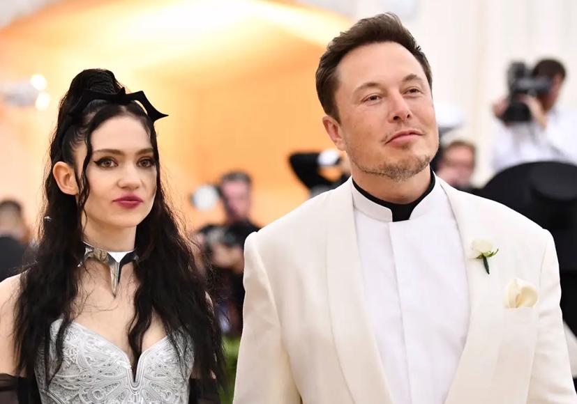 Elon Musk (phải) và bạn gái Grimes - Ảnh: AP.