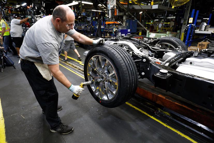 Công nhân làm việc trong một nhà máy của Ford ở Mỹ - Ảnh: CNBC.
