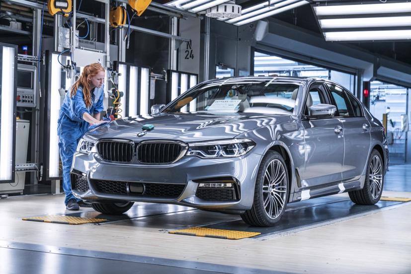 Ô tô rời dây chuyền sản xuất tại một nhà máy BMW ở Đức.