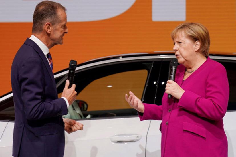 Thủ tướng Đức Angela Merkel (phải) trong một lần gặp CEO Herbert Diess của Volkswagen.