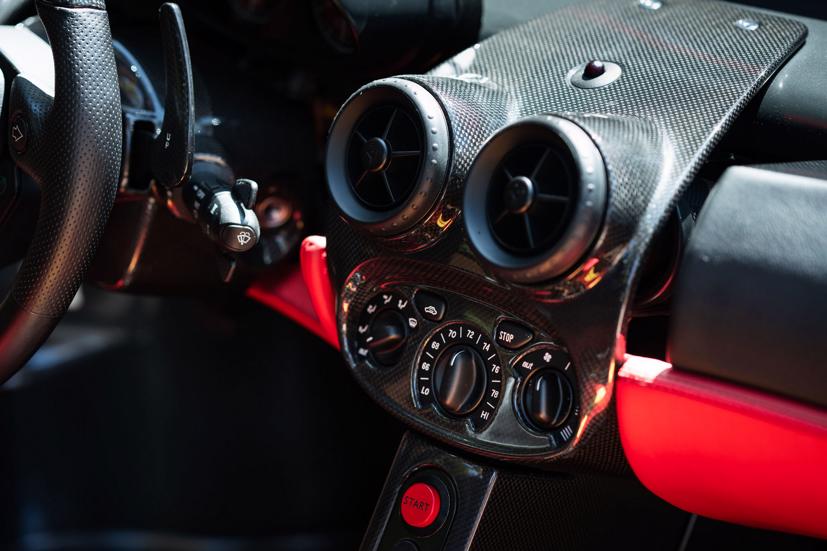 Cận cảnh si&#234;u xe Ferrari Enzo gần 3 triệu USD đang được đấu gi&#225; - Ảnh 15