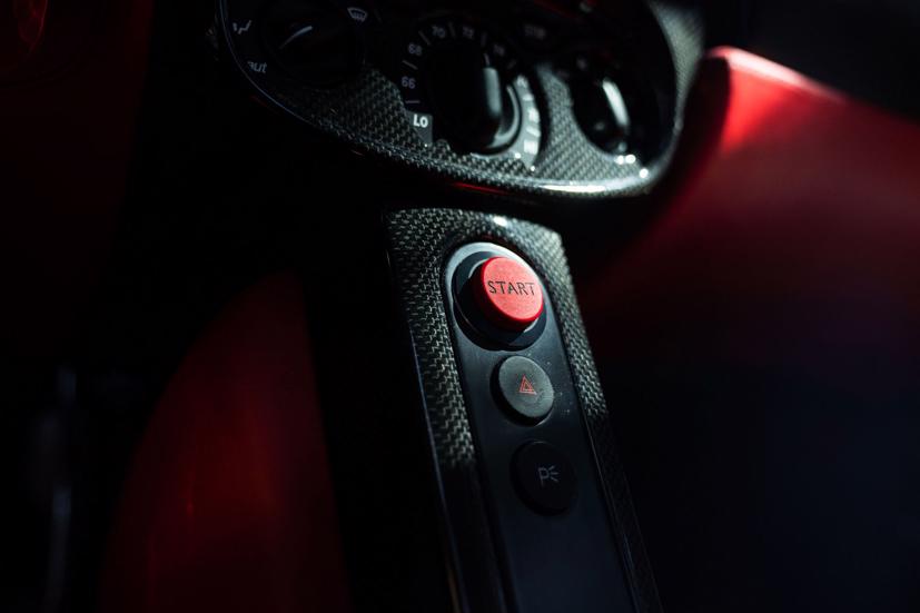 Cận cảnh si&#234;u xe Ferrari Enzo gần 3 triệu USD đang được đấu gi&#225; - Ảnh 16