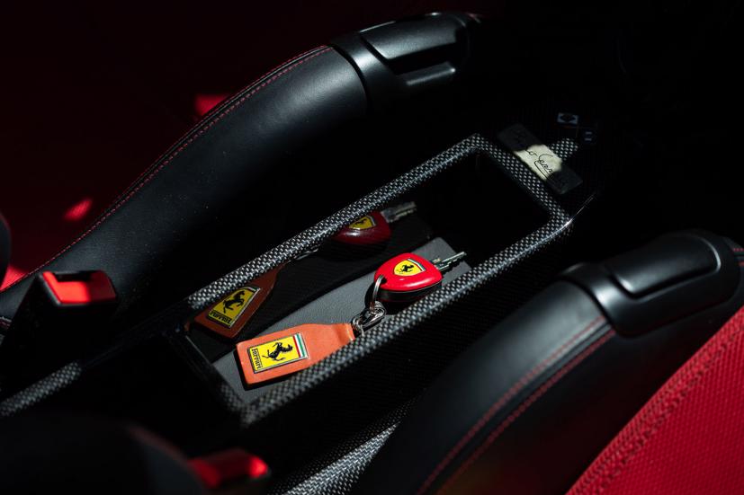 Cận cảnh si&#234;u xe Ferrari Enzo gần 3 triệu USD đang được đấu gi&#225; - Ảnh 10