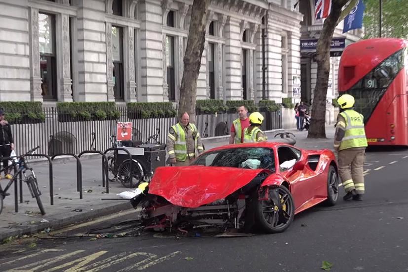 Si&#234;u xe Ferrari “toang đầu” v&#236; t&#244;ng tr&#250;ng xe bus - Ảnh 1