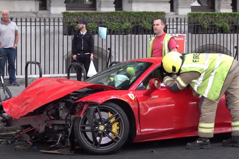 Si&#234;u xe Ferrari “toang đầu” v&#236; t&#244;ng tr&#250;ng xe bus - Ảnh 3