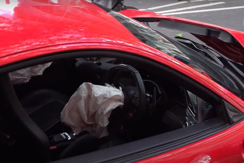 Si&#234;u xe Ferrari “toang đầu” v&#236; t&#244;ng tr&#250;ng xe bus - Ảnh 5