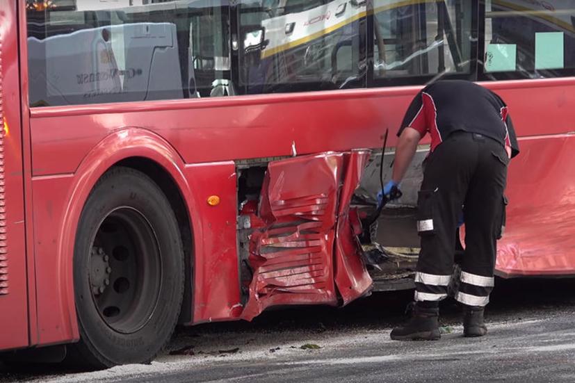 Si&#234;u xe Ferrari “toang đầu” v&#236; t&#244;ng tr&#250;ng xe bus - Ảnh 7
