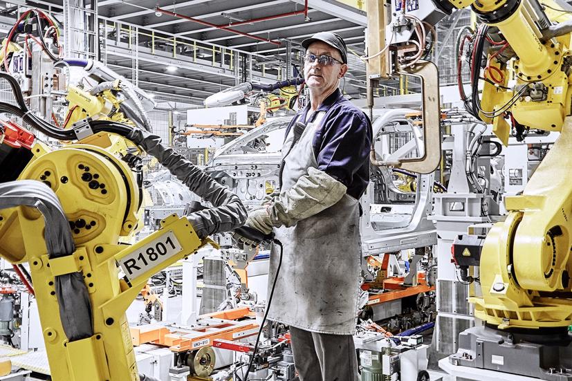 Một công nhân trong nhà máy của Nissan ở Sunderland, Anh - Ảnh: CAR Magazine.