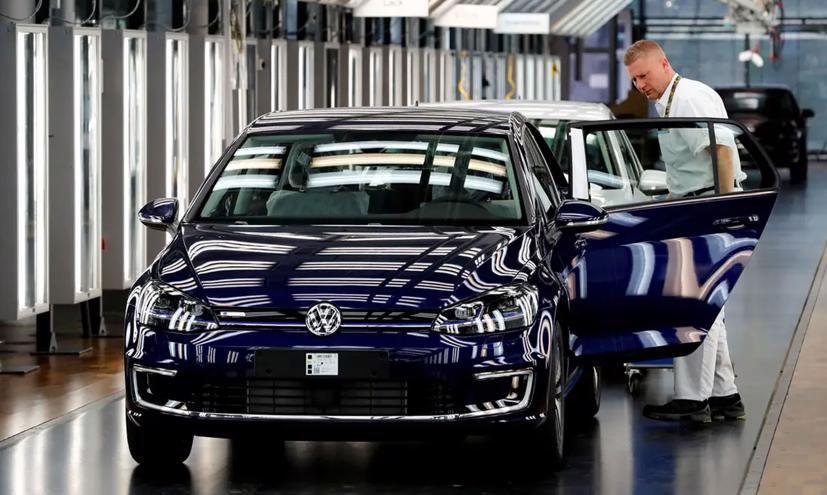 Xe rời dây chuyền sản xuất trong một nhà máy Volkswagen ở Đức - Ảnh: Reuters.