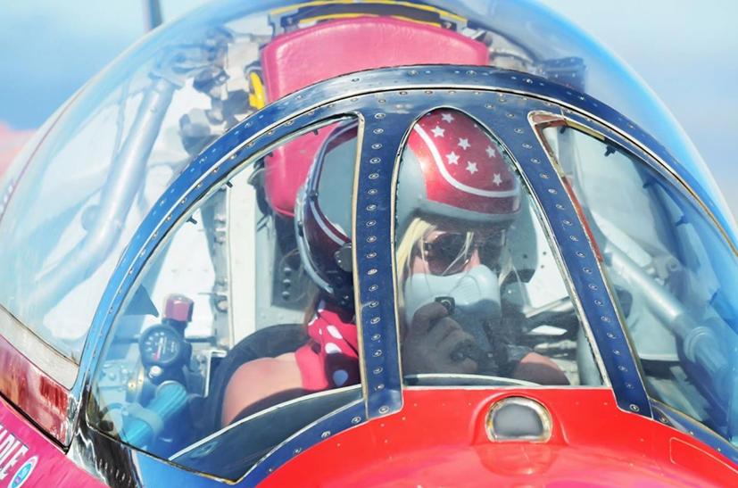 Jessi Combs được Guinness c&#244;ng nhận l&#224; người phụ nữ l&#225;i xe nhanh nhất thế giới - Ảnh 2