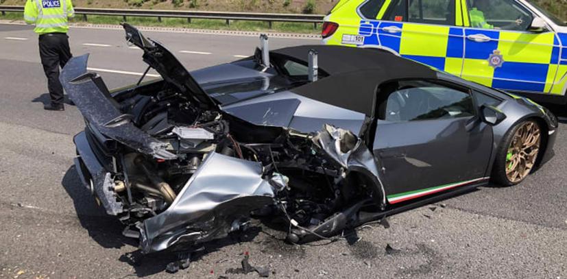 Vừa rời showroom, siêu xe Lamborghini mới cứng bị tông nát bươm - Ảnh 1