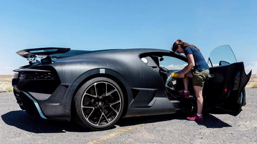 Nhà thiết kế Julie Lemke bên một chiếc Bugatti - Ảnh: Motor1.