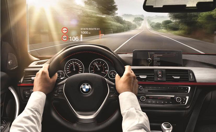 Màn hình HUD trên một mẫu xe BMW.