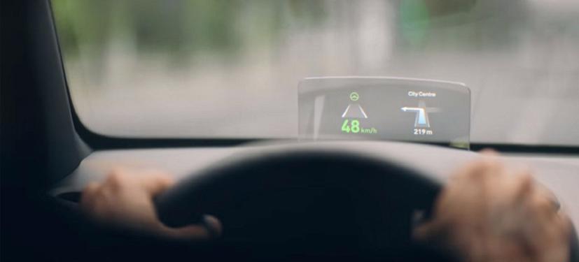 Màn hình HUD dạng tấm nhựa trên một mẫu xe Hyundai.