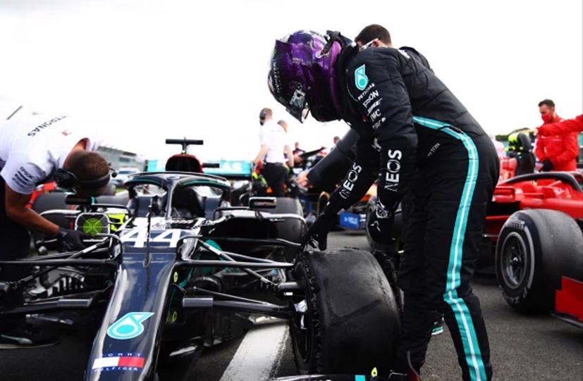 Xe đua của Lewis Hamilton bị nổ lốp ở Silverstone.