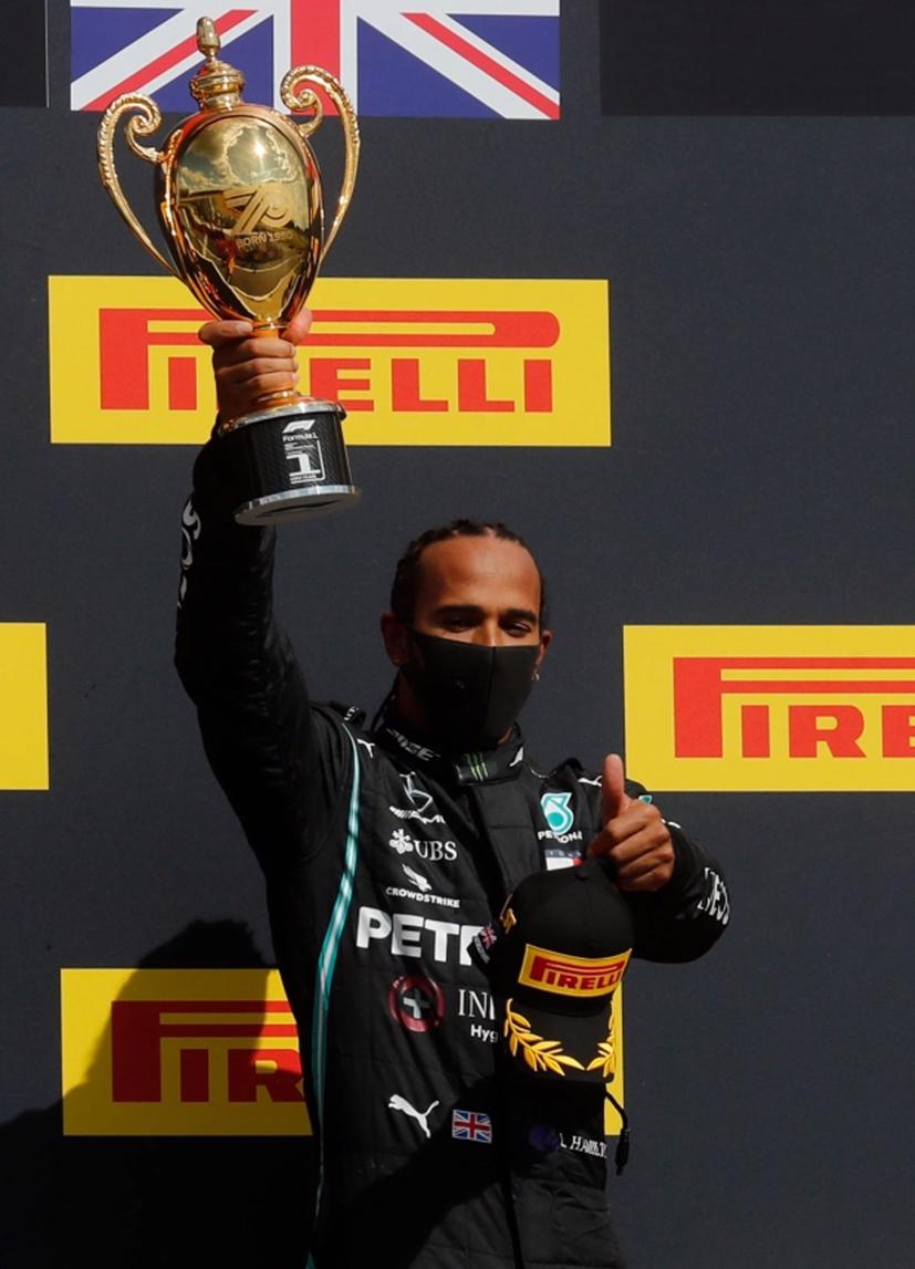 Dù xe bị nổ lốp, Lewis Hamilton vẫn thắng chặng đua ở Silverstone.