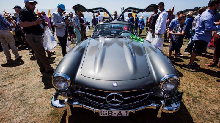 Khán giả chiêm ngưỡng một chiếc Mercedes-Benz 300 SL Gullwing đời 1955 tại triển lãm Pebble Beach 2015 - Ảnh: Bloomberg/Getty.