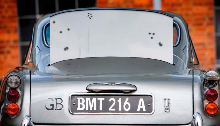 Kính xe được trang bị bằng những vết đạn giả.