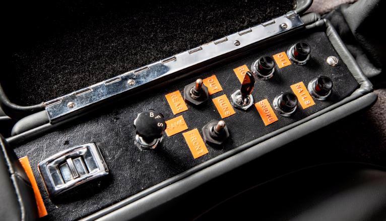 Bảng điều khiển những tính năng đặc biệt của chiếc xe.