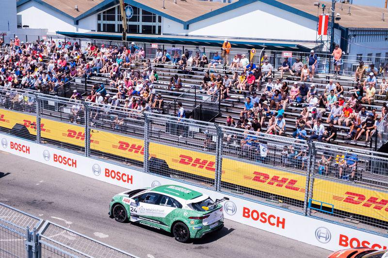 Một chiếc I-Pace của Jaguar trên đường đua Formula E ở Brooklyn, Mỹ, hôm 13/7 - Ảnh: Bloomberg.