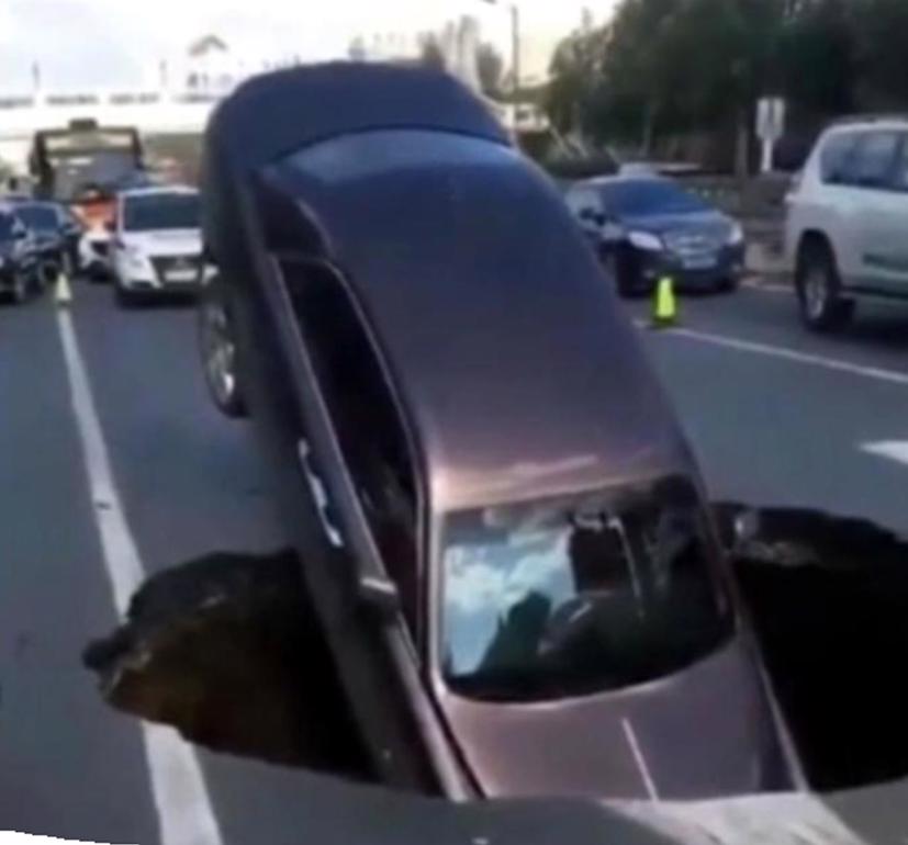 Hố tử thần nuốt xe Rolls-Royce ở Trung Quốc năm 2017.