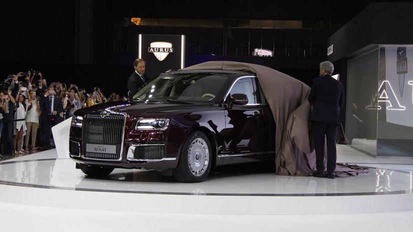 Chiếc Senat bản đại chúng trong một buổi lễ ra mắt.