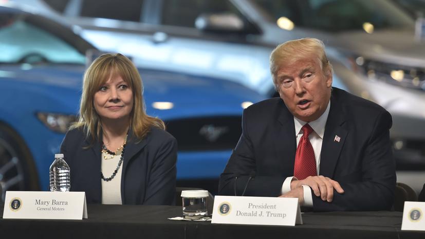 Tổng thống Mỹ Donald Trump (trái) và CEO Mary Barra của hãng xe GM.