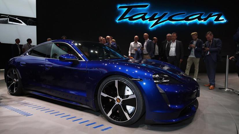 Xe chạy điện Taycan của Porsche tại Triển lãm Ôtô Quốc tế Frankfurt (IAA) ngày 10/9 - Ảnh: MotoTrend.