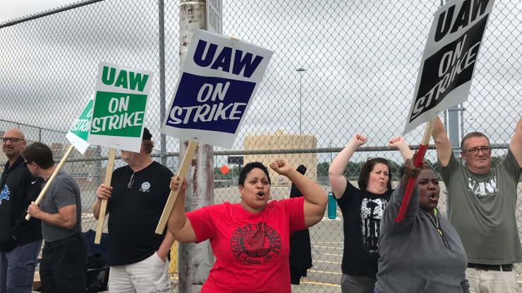 Công nhân GM bắt đầu đình công ngày 16/9 - Ảnh: CNBC.