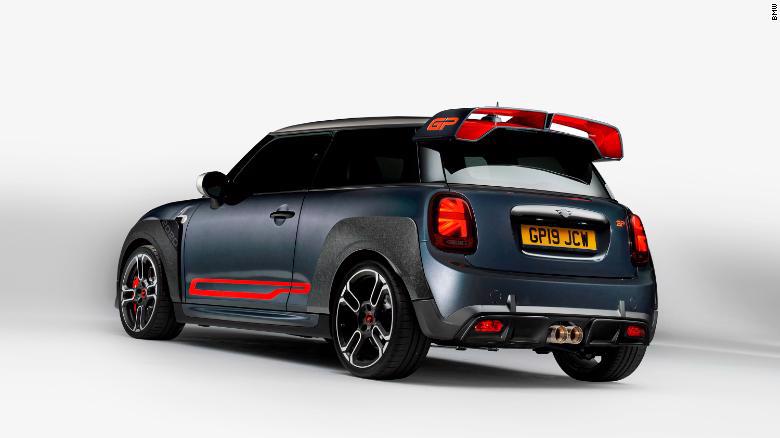Phần cánh phía sau của Mini Cooper thực chất là hai cánh gộp làm 1, nhằm tăng cường khí động lực để giúp bánh xe bám đường tốt hơn.