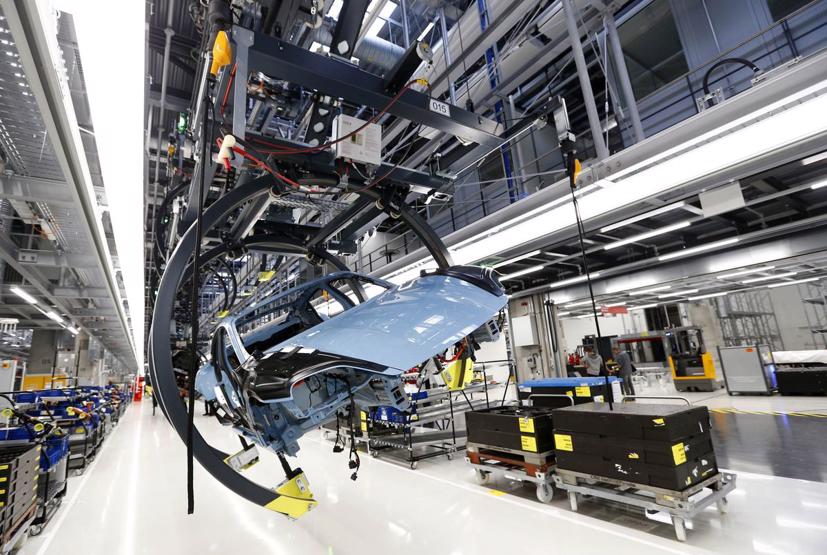 Cận cảnh quy trình sản xuất xe điện Porsche Taycan - Ảnh 1
