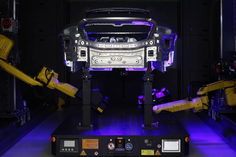 Cận cảnh quy trình sản xuất xe điện Porsche Taycan - Ảnh 9