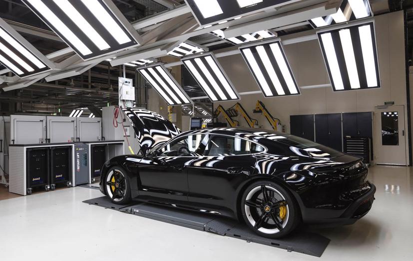 Cận cảnh quy trình sản xuất xe điện Porsche Taycan - Ảnh 12