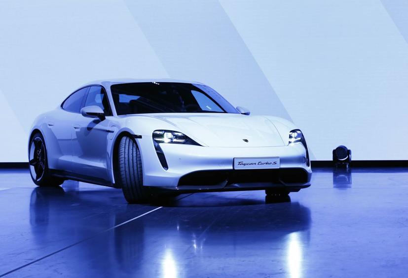 Cận cảnh quy trình sản xuất xe điện Porsche Taycan - Ảnh 15