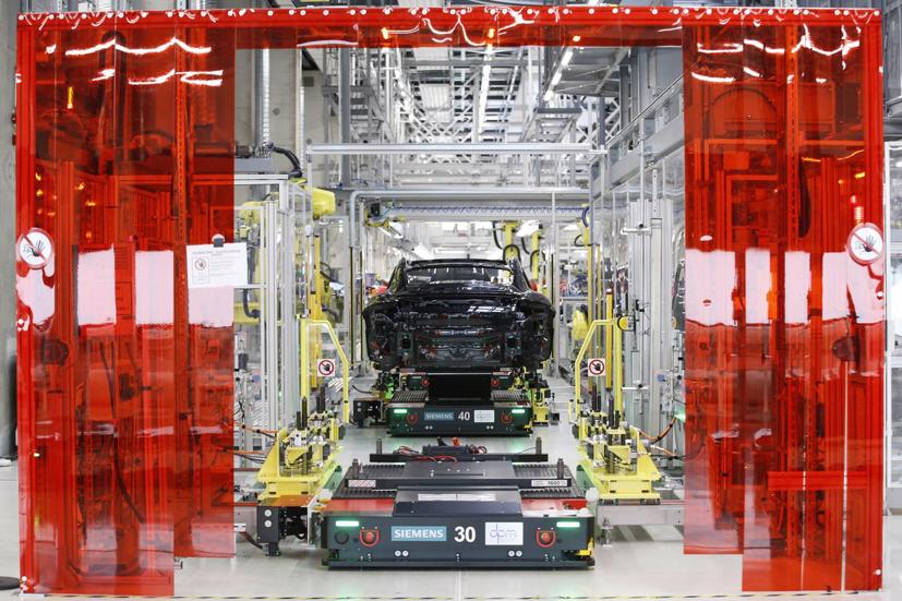 Cận cảnh quy trình sản xuất xe điện Porsche Taycan - Ảnh 2